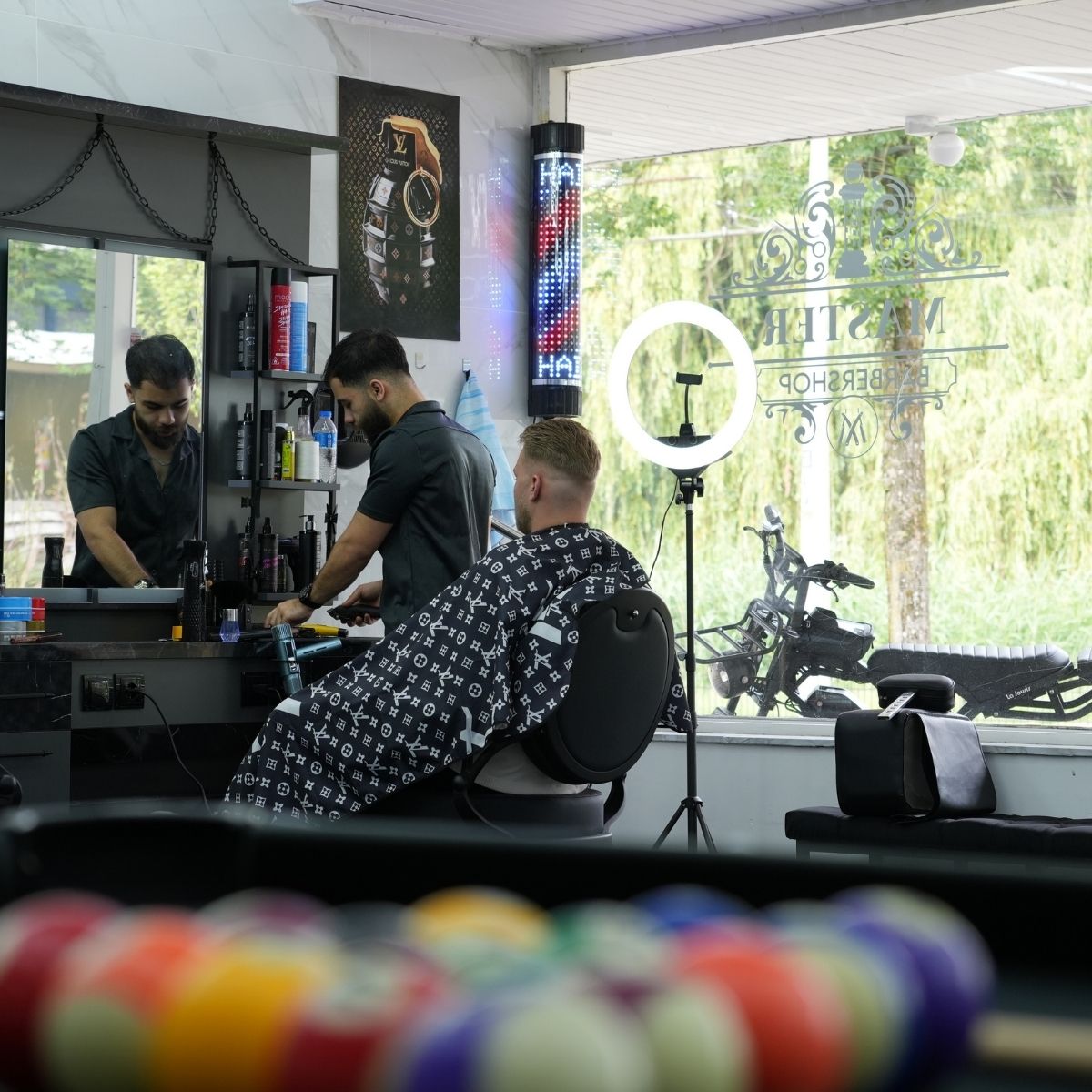 Barber aan het werk in Master Barbershop Arnhem